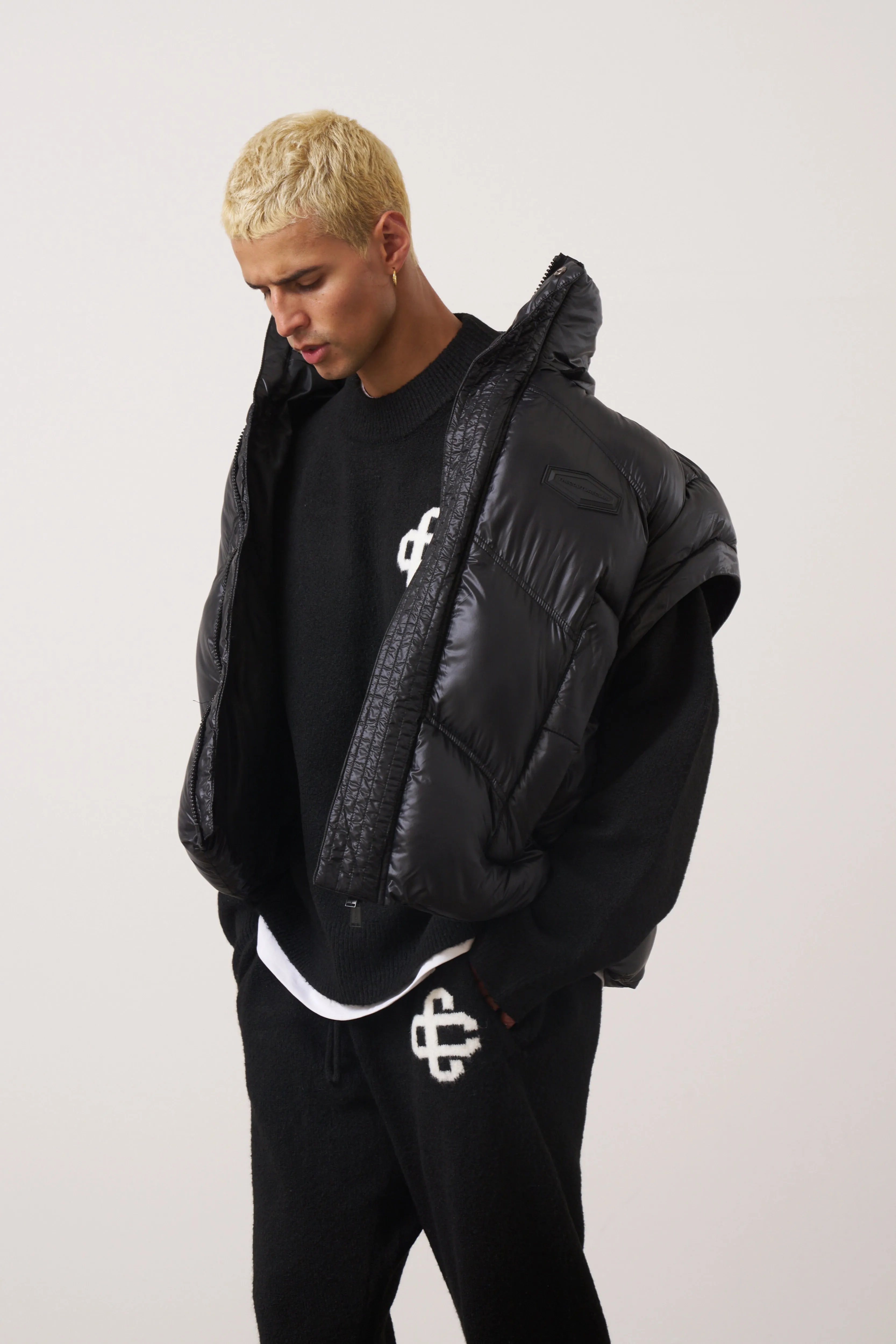 ZIPPER SLEEVE DETAIL PUFFER - BLACK